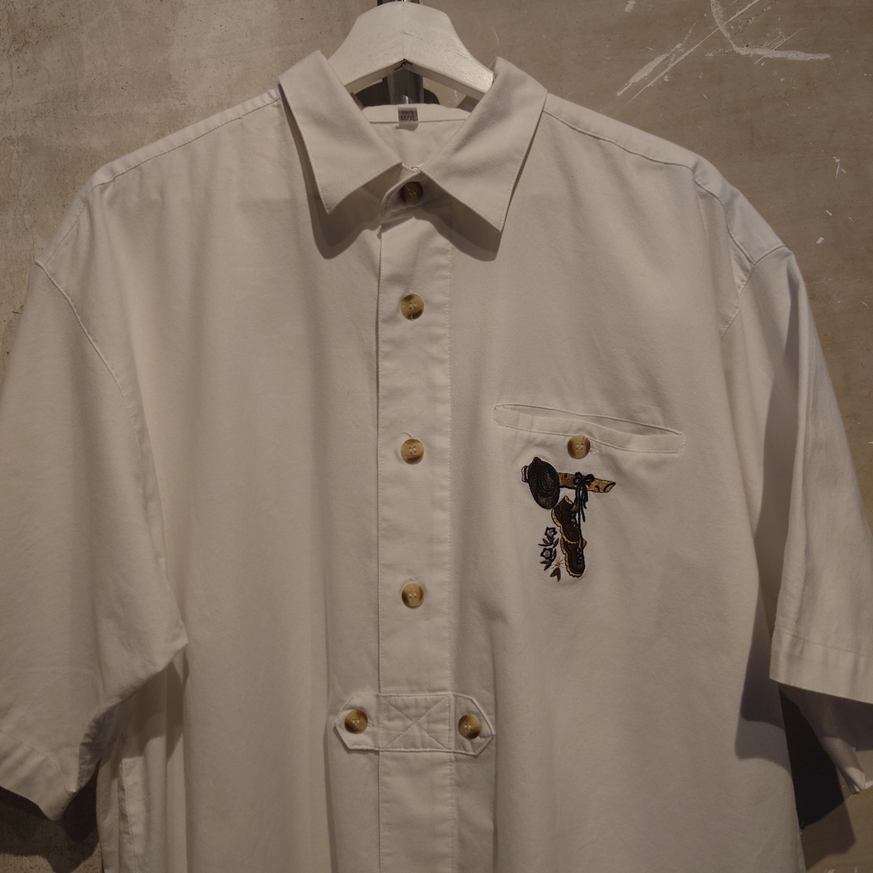 GOLDRESS　半袖チロリアンシャツ　ホワイト　XLサイズ　胸刺繍　　